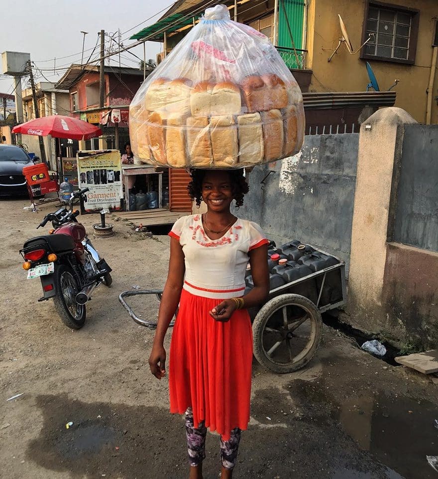 vendedora-pan-photobomb-modelo-nigeria-6