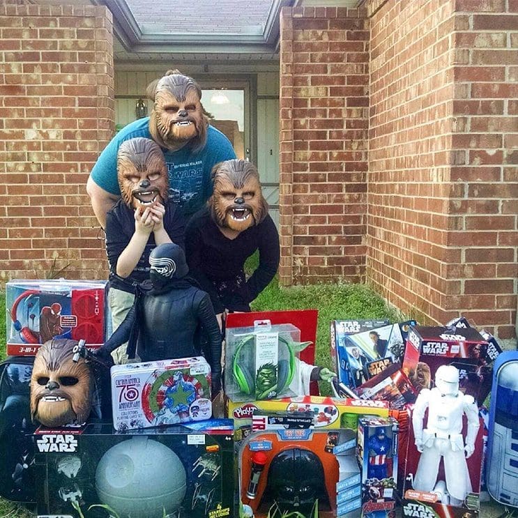 La felicidad máxima plasmada en una máscara de Chewbacca 01