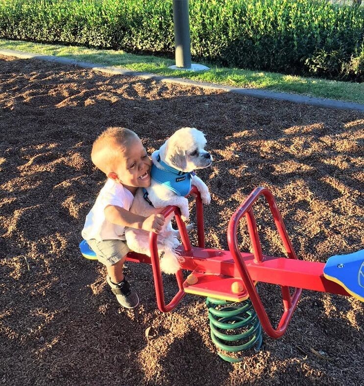 Este perro ayuda a este niño con enanismo a enfrentarse a quienes se burlan de él 02