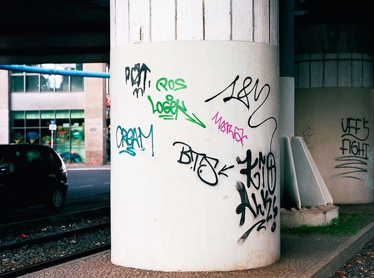 Artista callejero transforma graffiti en hermosas frases 11