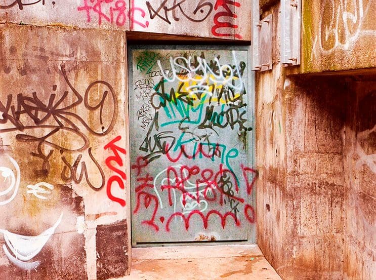 Artista callejero transforma graffiti en hermosas frases 9