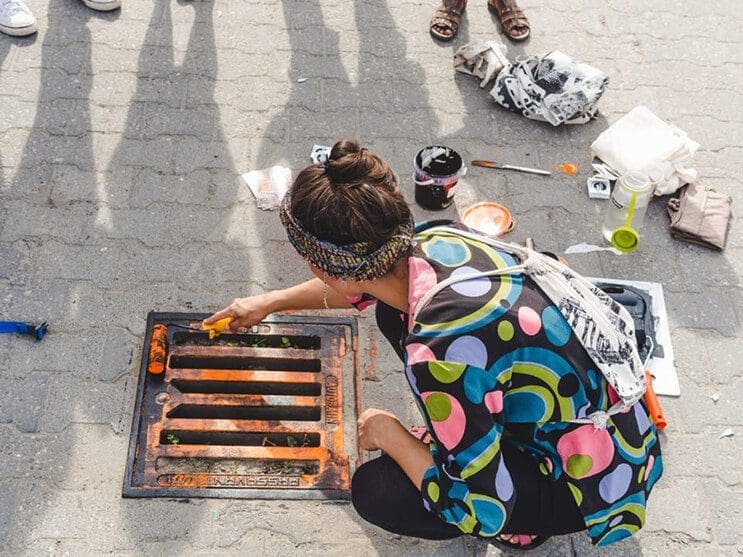 Mira estos alucinantes diseños creados con objetos de la calle