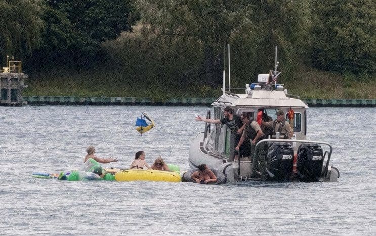 Miles de estadounidenses alcoholizados invaden Canadá con sus flotadores 08