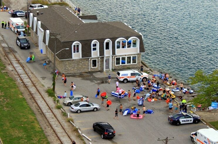 Miles de estadounidenses alcoholizados invaden Canadá con sus flotadores 09