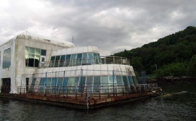 este-mcdonalds-flotante-fue-abandonado-y-alguna-vez-estuvo-considerado-como-uno-de-los-favoritos-abandonado