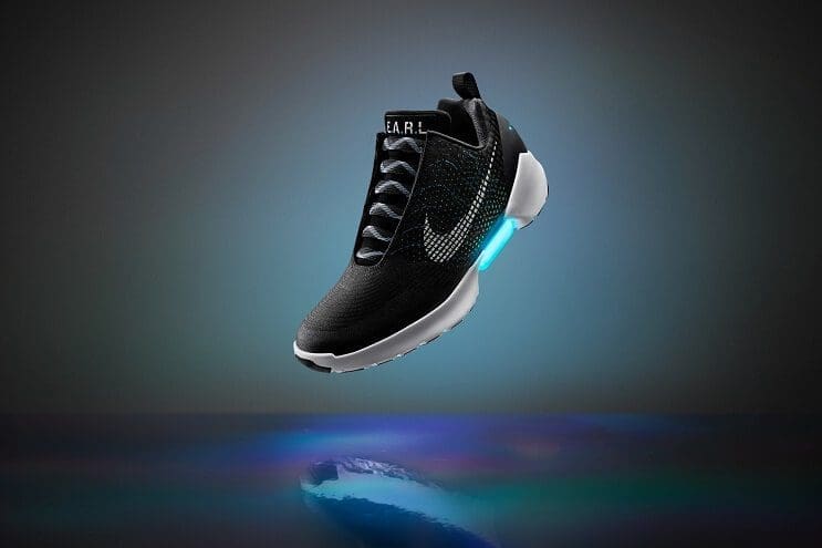 luego-de-verlas-en-volver-al-futuro-ii-finalmente-las-zapatillas-autoajustables-de-nike-han-llegado-negras