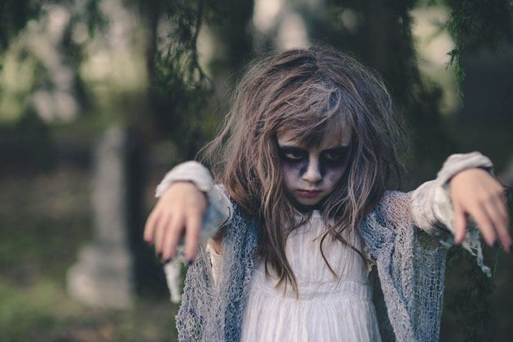 esta-fotografa-hace-con-su-hija-y-esposo-las-fotos-mas-alucinantes-para-halloween-10