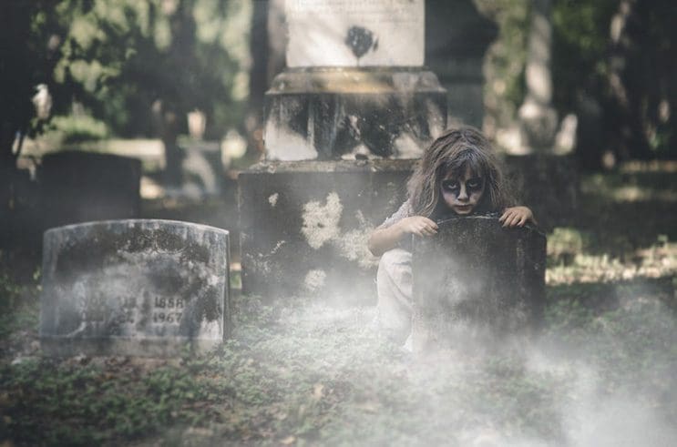 esta-fotografa-hace-con-su-hija-y-esposo-las-fotos-mas-alucinantes-para-halloween-12