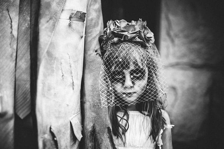 esta-fotografa-hace-con-su-hija-y-esposo-las-fotos-mas-alucinantes-para-halloween-17