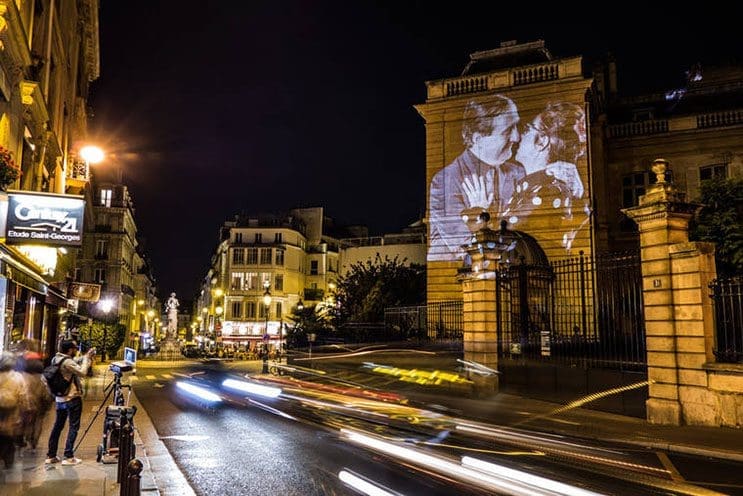 estas-proyecciones-llenaron-de-afecto-las-calles-de-paris-14