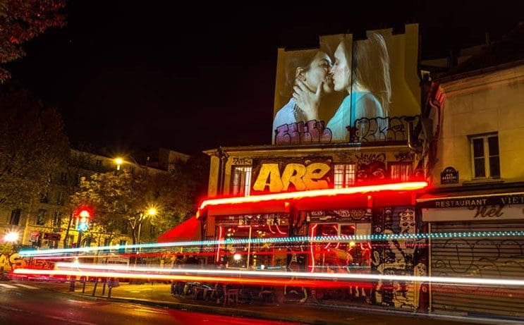 estas-proyecciones-llenaron-de-afecto-las-calles-de-paris-6