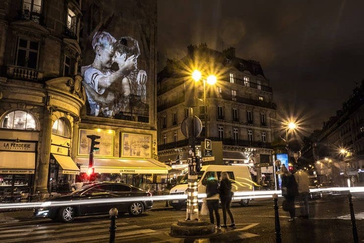 estas-proyecciones-llenaron-de-afecto-las-calles-de-paris-8