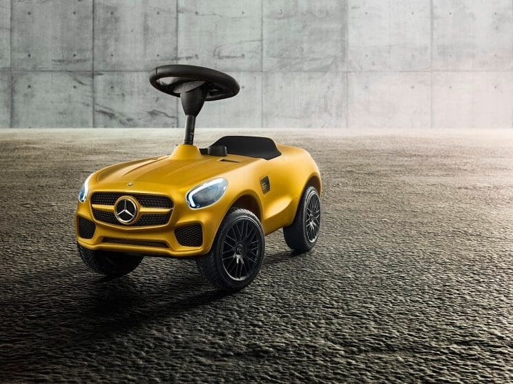 mercedes-benz-presenta-un-vehiculo-de-106-amarillo-capote