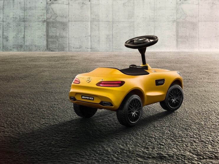 mercedes-benz-presenta-un-vehiculo-de-106-amarillo-maletera