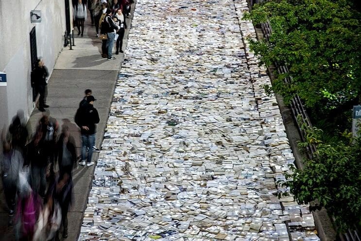 una-calle-en-canada-cubierta-con-10000-libros-para-los-amantes-de-la-lectura-01