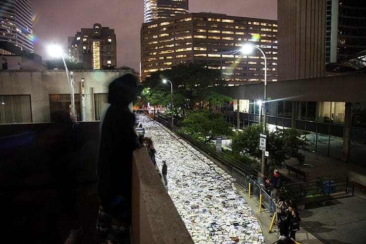 una-calle-en-canada-cubierta-con-10000-libros-para-los-amantes-de-la-lectura-02