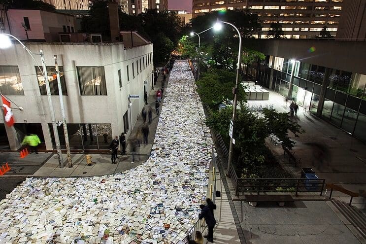 una-calle-en-canada-cubierta-con-10000-libros-para-los-amantes-de-la-lectura-03