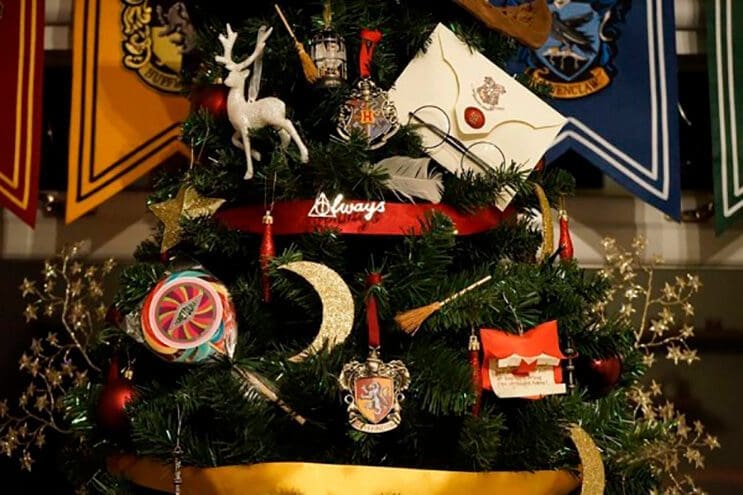 este-arbol-de-harry-potter-le-da-verdadera-magia-a-la-navidad-3