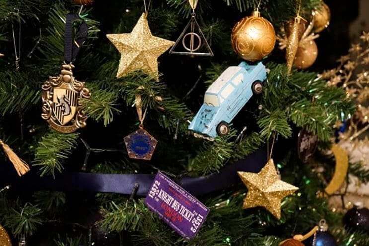 este-arbol-de-harry-potter-le-da-verdadera-magia-a-la-navidad-4