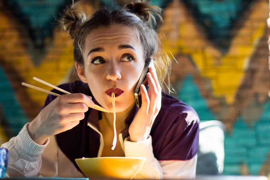 Los sonidos que puedas hacer al comer son apropiados en japon